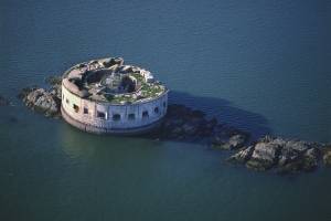 Остров-крепость в Британии продается за 33 млн рублей