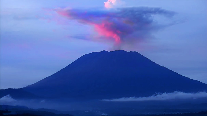 Из-за вулкана на Бали закрыт аэропорт