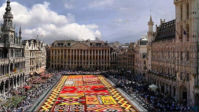 В Брюсселе развернут мексиканский цветочный ковер