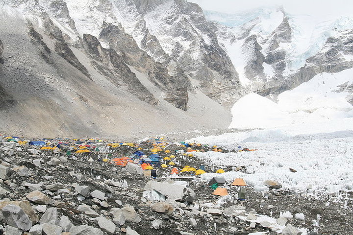 На Эвересте скопились тонны мусора и экскрементов