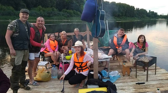 Компания друзей из Витебска проплыла на самодельном плоту около 10 км по Двине