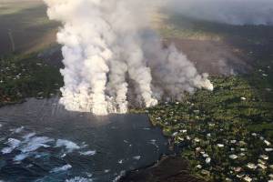 Вулкан на Гавайях продолжает напрягать туристов