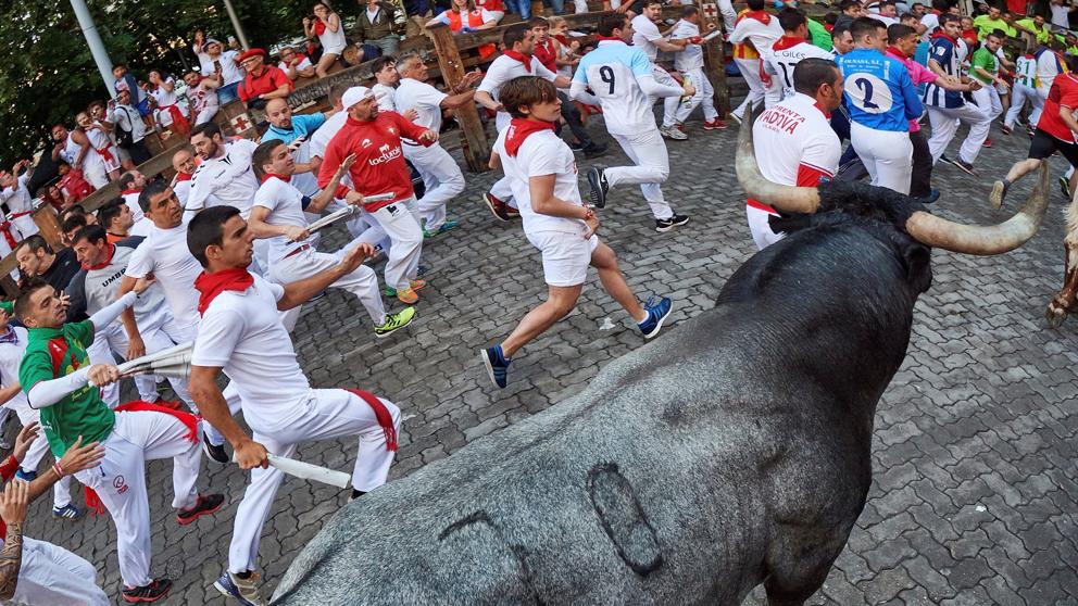 Каждый день в забегах с быками на торжествах Сан-Фермин принимало участие более 1700 человек