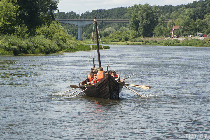 Гродненец два года строил ладью викингов и наконец спустил ее на воду