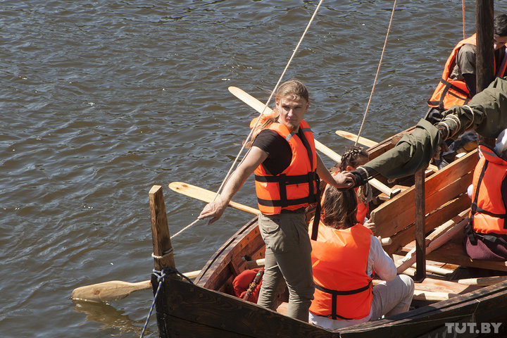 Гродненец два года строил ладью викингов и наконец спустил ее на воду