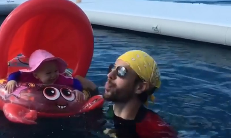 Видео Энрике Иглесиаса, купающегося в море вместе с дочкой Люси, вызвало бурю восторга в социальных сетях