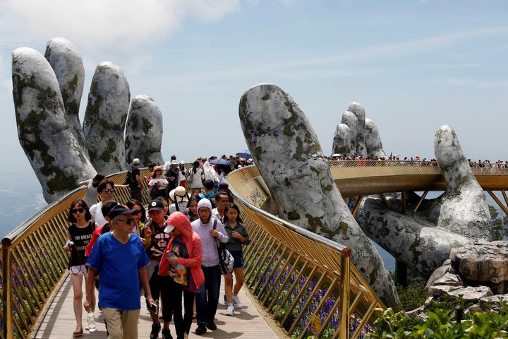 Во Вьетнаме построили мост, который поддерживают гигантские руки