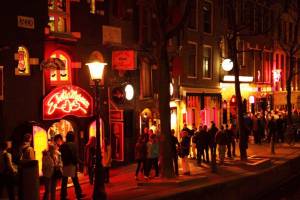 Улицы квартала красных фонарей в Амстердаме перекрыты