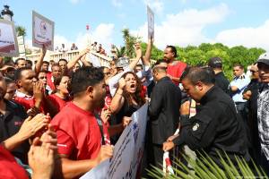 Туристов в Тунисе просят избегать мест массового скопления людей