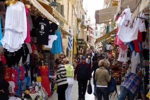 Туристов в Греции просят отказаться от налички в пользу кредиток