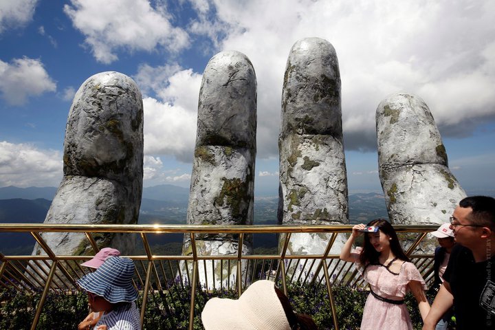 Во Вьетнаме построили мост, который поддерживают гигантские руки