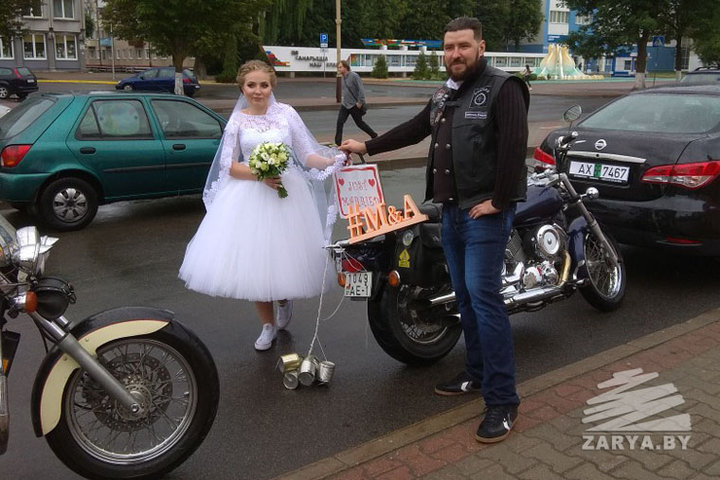 Молодожены из Барановичей отправились в свадебное путешествие на мотоцикле за полярный круг