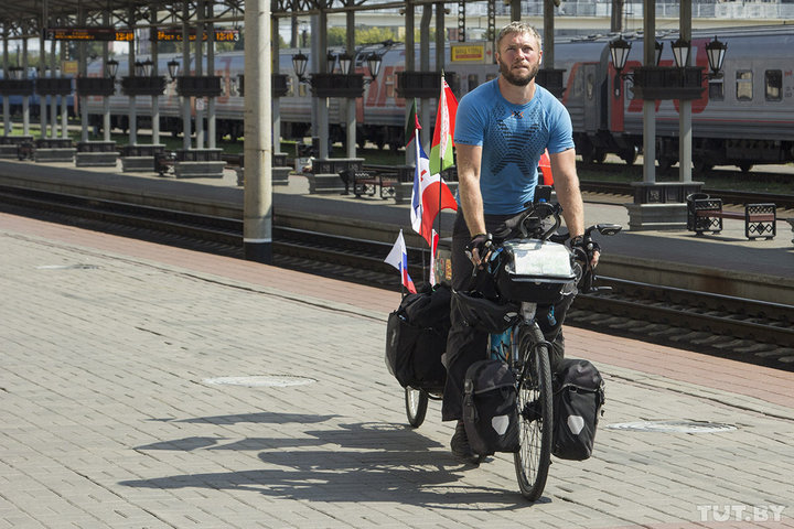 5 тысяч км на велосипеде по Европе. Француз едет через Беларусь в честь авиаполка 