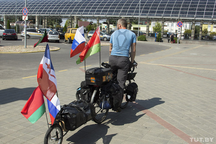 5 тысяч км на велосипеде по Европе. Француз едет через Беларусь в честь авиаполка 