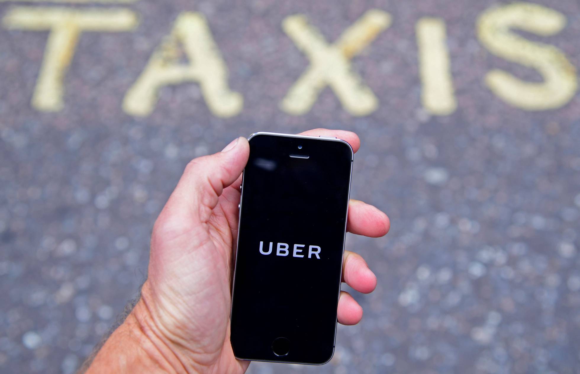 С 20 августа клиенты Uber в Мадриде могут расплачиваться за поездку наличными