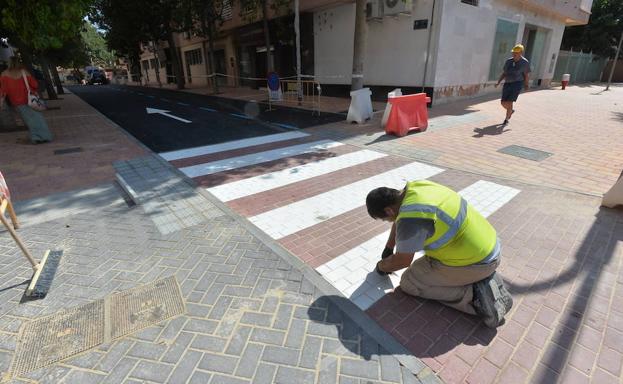 В Лорке рабочие перепутали направление разметки при реконструкции пешеходного перехода