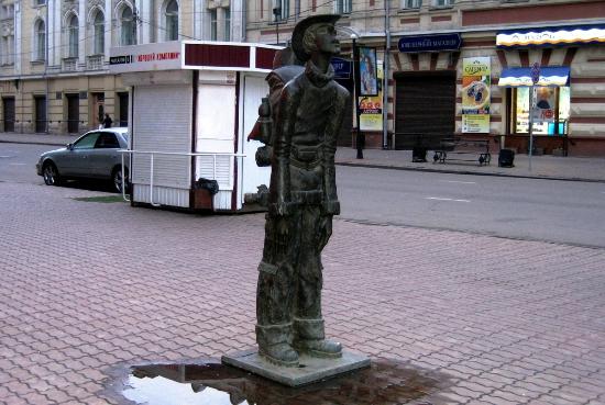 В Гродно установили памятник - практически близнеца российской скульптуры. Что об этом думает автор?