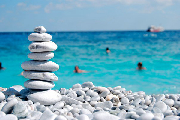 В Греции туристов будут штрафовать на €1 тыс. за кражу гальки с пляжа