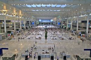 В китайском аэропорту 90 процентов пассажиров  делают это самостоятельно