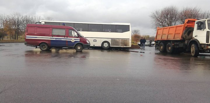 В Могилеве под туристическим автобусом провалился асфальт