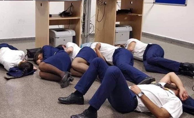 Ryanair уволил шестерых спавших на полу сотрудников