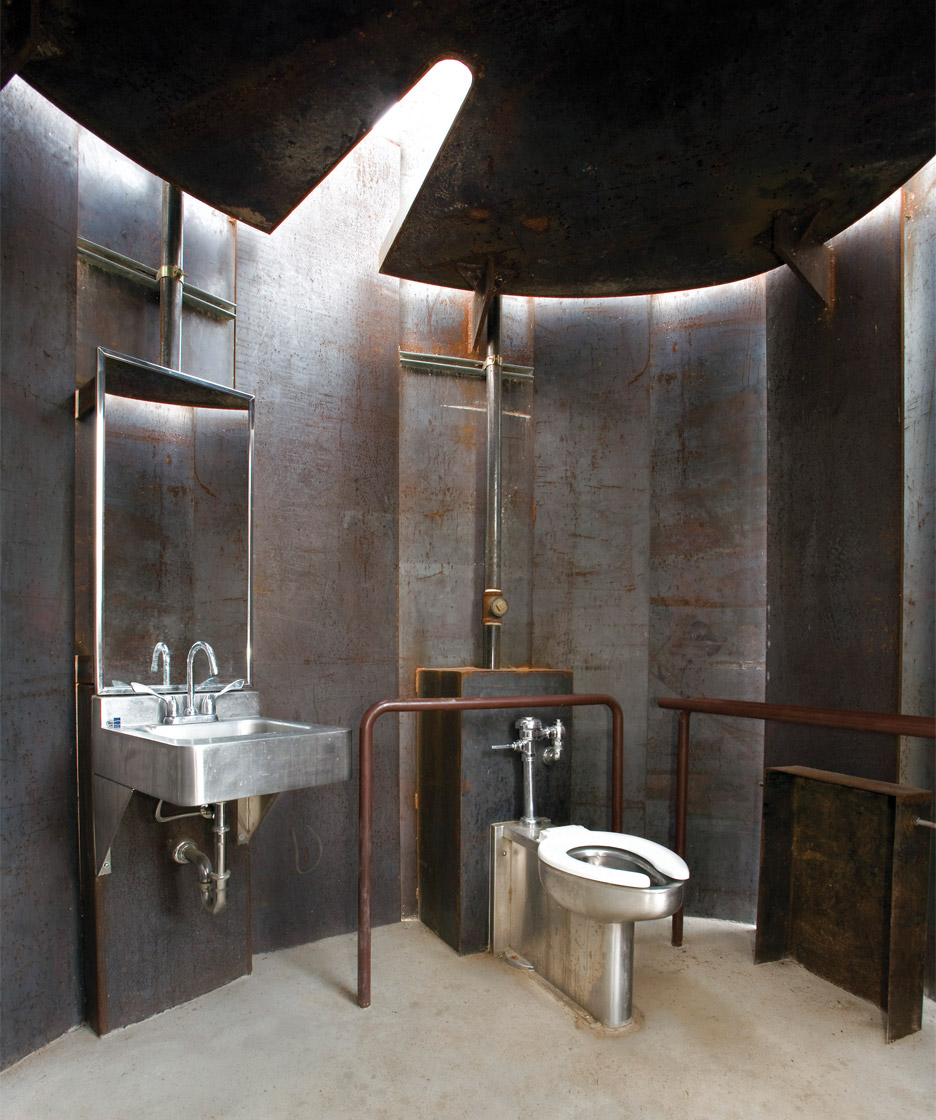 Как выглядят самые необычные общественные туалеты в мире: тут забываешь, зачем заходил