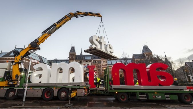 В Амстердаме разобрали знаменитый логотип как вредный