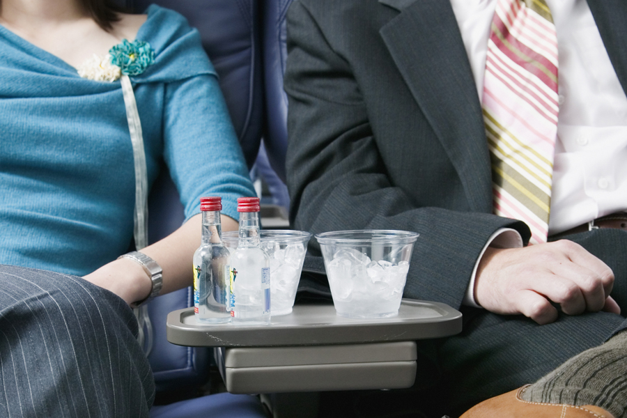 Исследование: более половины туристов «расслабляются» перед полетом с помощью алкоголя