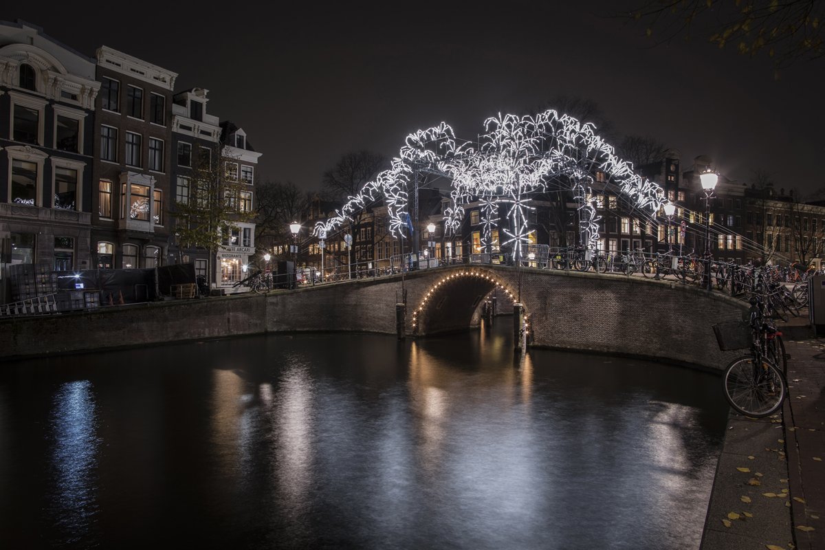 Не только «красные фонари»: смотрите, как украсили улицы Амстердама