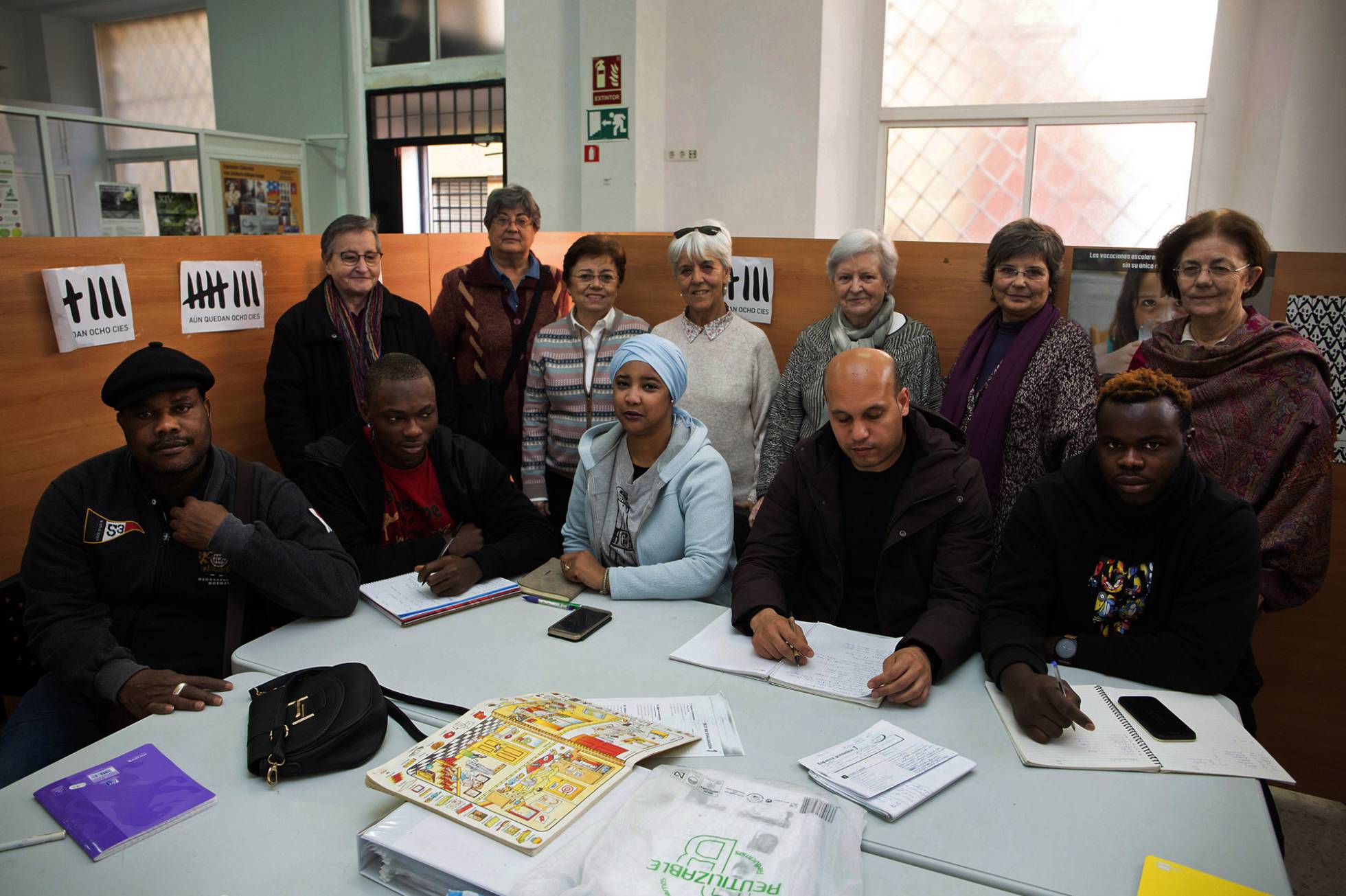 Учителя-пенсионеры обучают испанскому языку мигрантов в Малаге