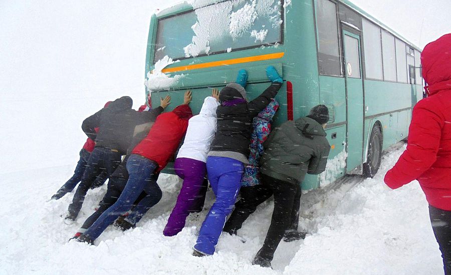 Морозное путешествие из Минска в Петербург: у туристов дважды сломался автобус, а водители заблудились