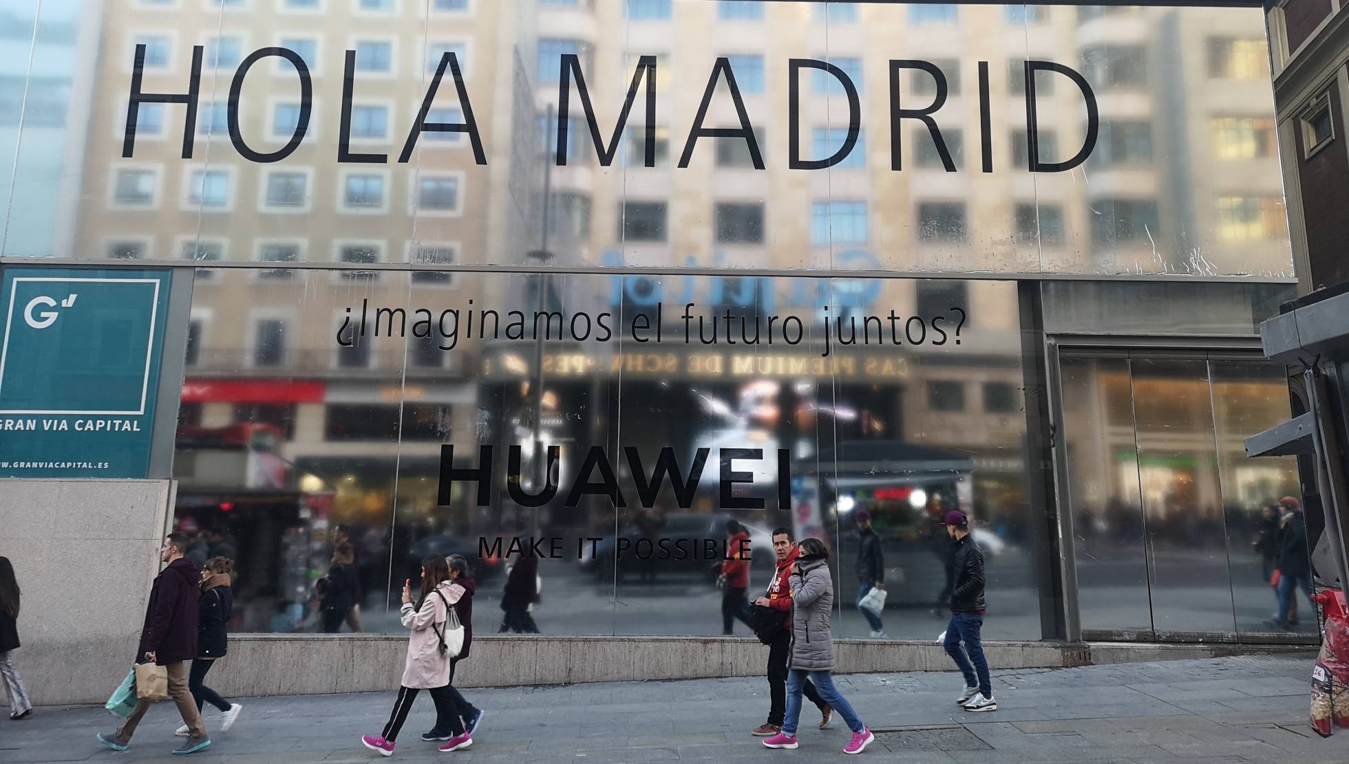 Летом в Испании откроются два флагманских магазина Huawei