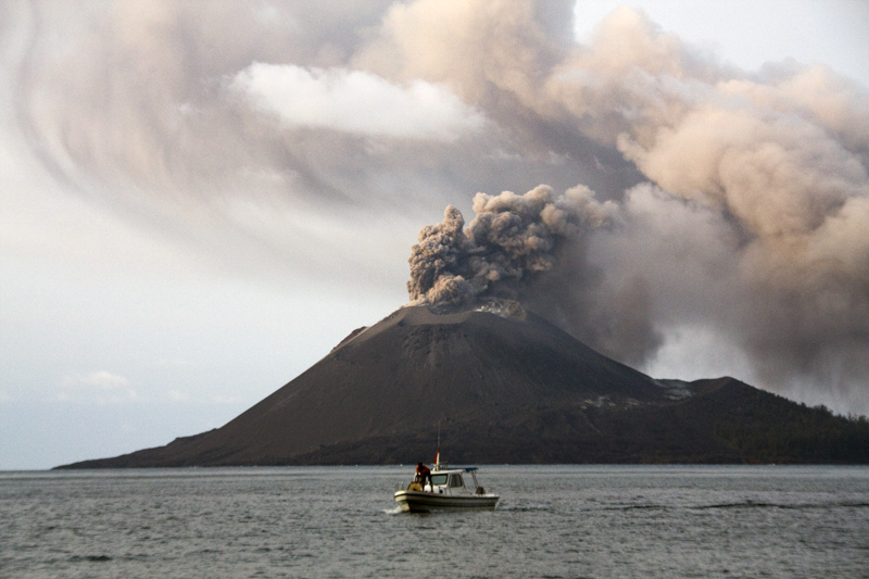 МИД предупредил российских туристов о цунами в Индонезии