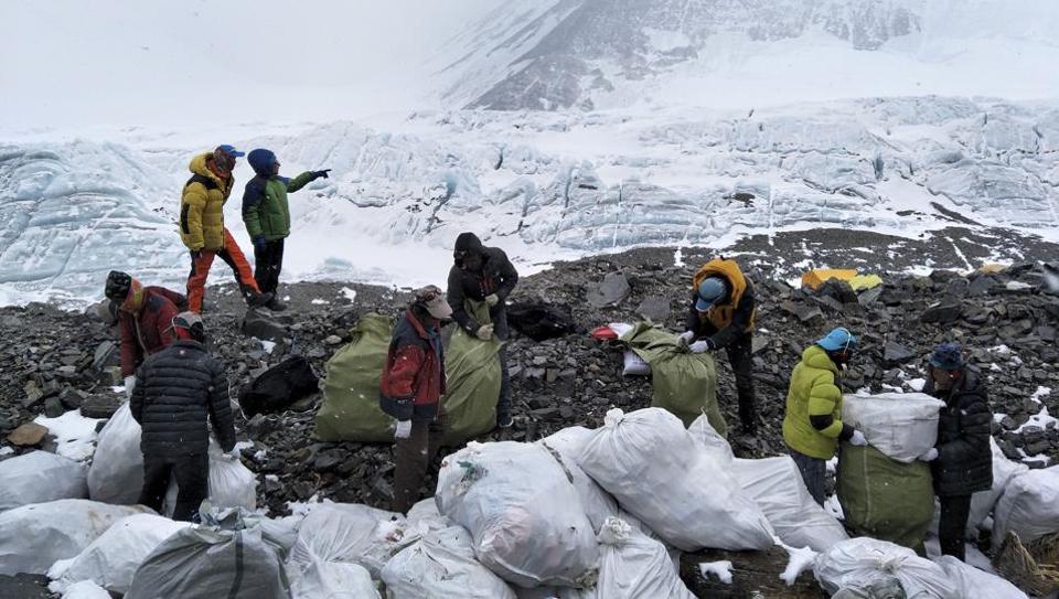 Эверест закроют для туристов, чтобы убрать за ними мусор