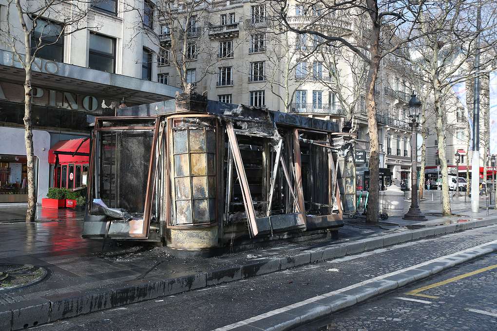 «Желтые жилеты» разгромили туристический центр Парижа