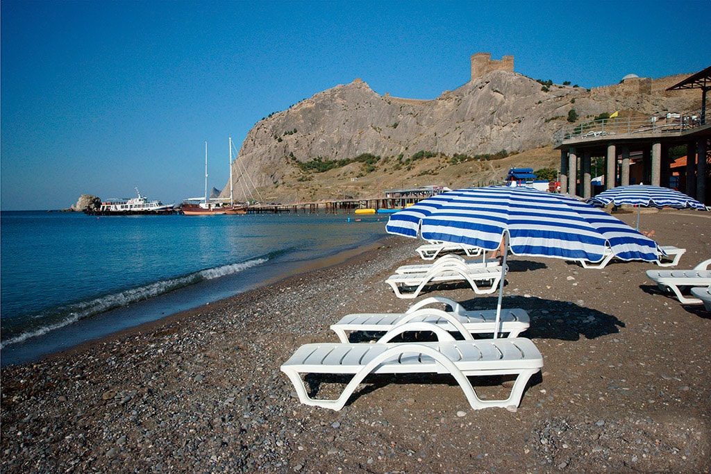 Сергей Аксенов запретил навязывать туристам лежаки на пляжах Крыма