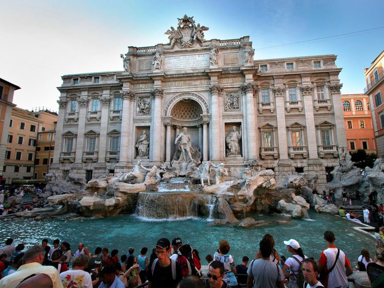 Турист оштрафован за купание в фонтане Треви в Риме