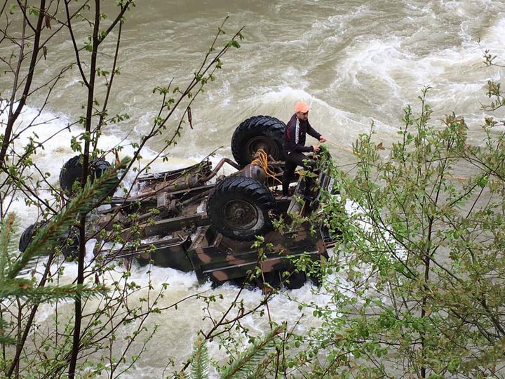 В Карпатах грузовик с белорусскими туристами с высоты упал в реку. Трое погибли