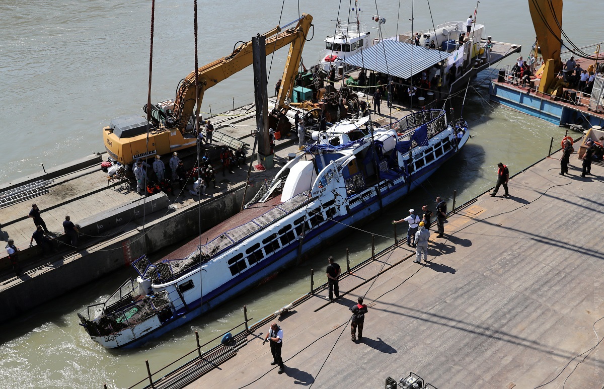 Операция по подъему затонувшего катера "Русалка". Венгрия, 11 июня 2019 года. Фото: Reuters