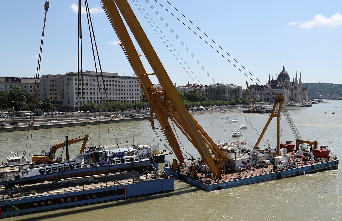 Операция по подъему затонувшего катера "Русалка". Венгрия, 11 июня 2019 года. Фото: Reuters