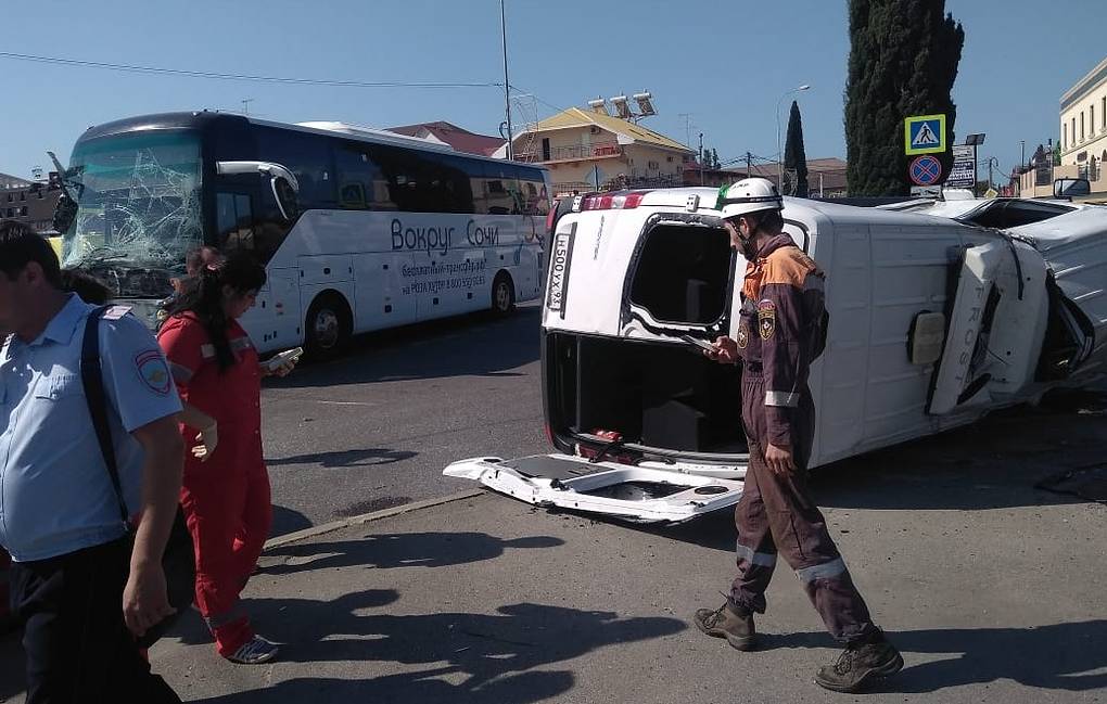 В Сочи столкнулись два автобуса с туристами, пострадали 26 человек