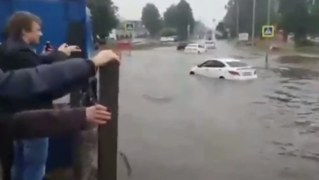 В Шереметьево ливень затопил самолёты и перерезал дорогу к аэропорту