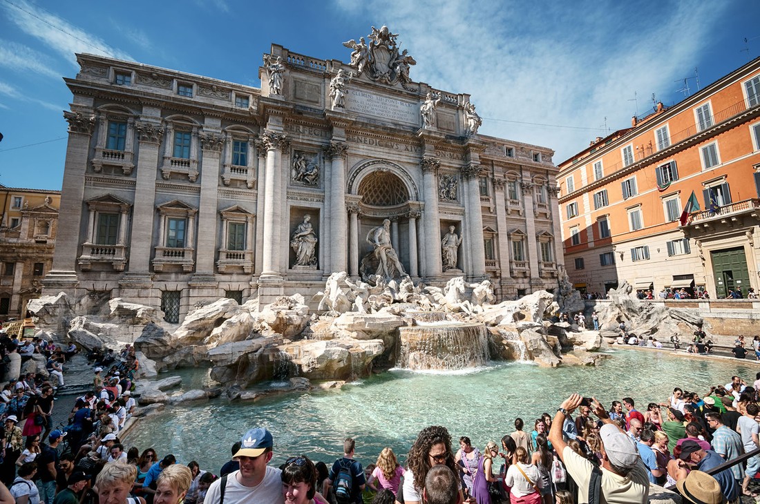 С голым торсом не ходить, в фонтаны не сморкаться: Рим расширил запреты для туристов