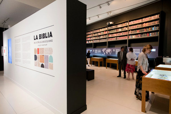 В музее CaixaForum в Мадриде можно отправиться в путешествие по миру вымерших языков через библейские тексты
