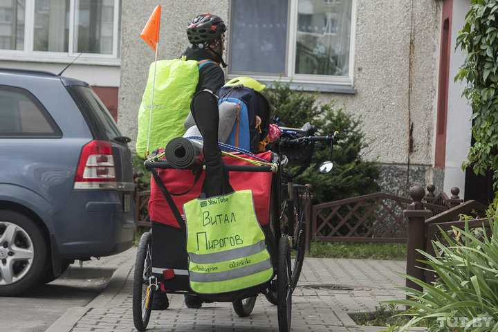 «Вы классные». Семья из Ханты-Мансийска ездит по Беларуси на велосипедах с дочкой и сыном-грудничком