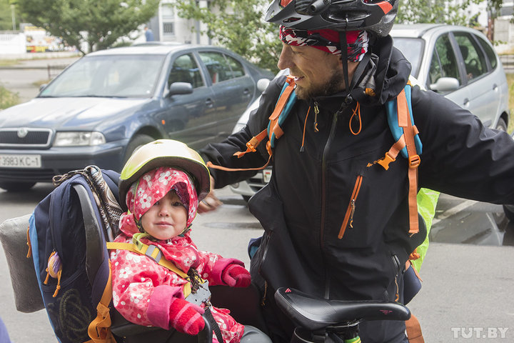 «Вы классные». Семья из Ханты-Мансийска ездит по Беларуси на велосипедах с дочкой и сыном-грудничком