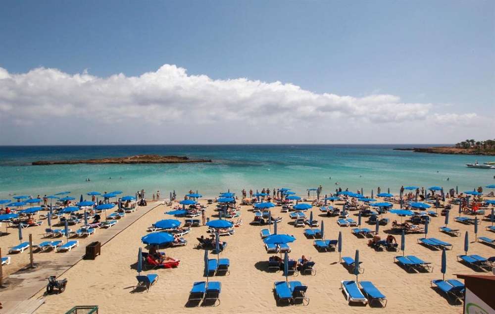 Европейский турпоток на Кипр упал, российские туристы по численности занимают второе место
