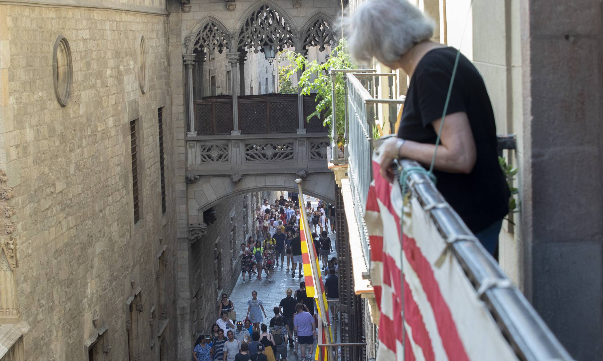 Повседневная жизнь горожан среди толп туристов в Готическом квартале Барселоны