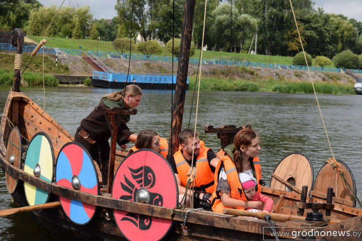 Теперь в Гродно по Неману можно покататься на деревянной ладье викингов