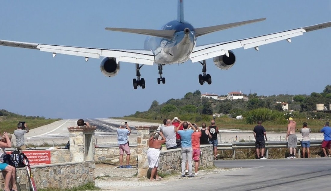 Туристов сдуло при попытке сделать селфи под самолетом